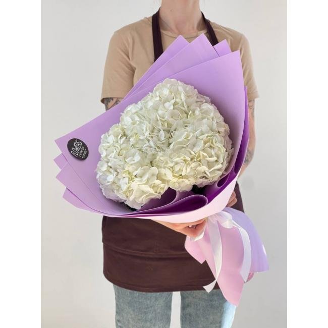 3 Белых гортензии