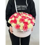 Розово-белый микс из 51 розы в коробке