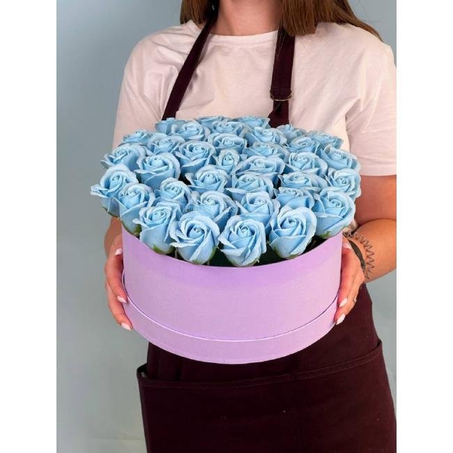 Композиция с розами из мыла &laquo;Голубая лагуна&raquo;