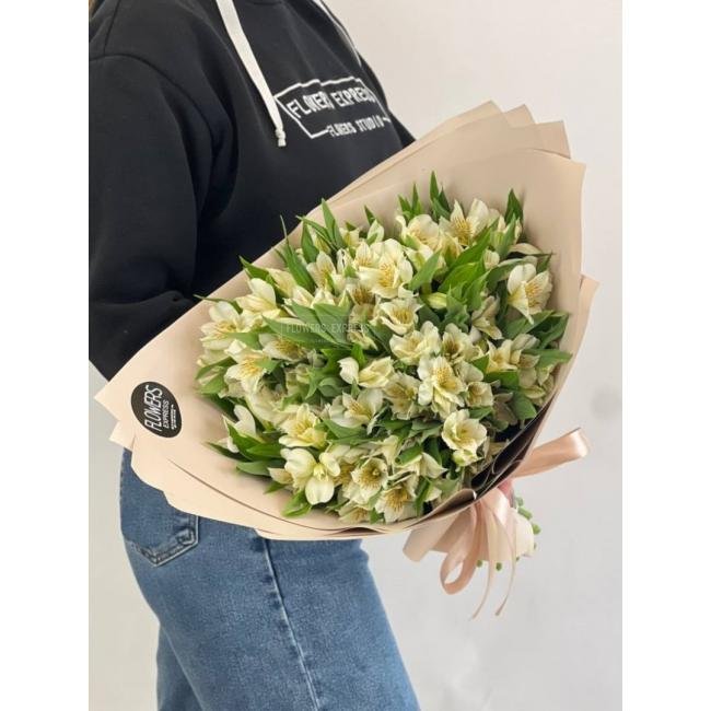 15 Белых альстромерий