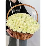 101 Белая роза в корзине