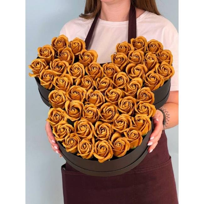 Композиция с розами из мыла &laquo;Микки Gold&raquo;