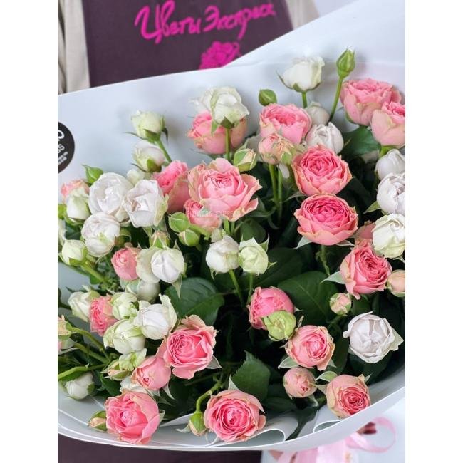 Розово-белый микс из пионовидных роз