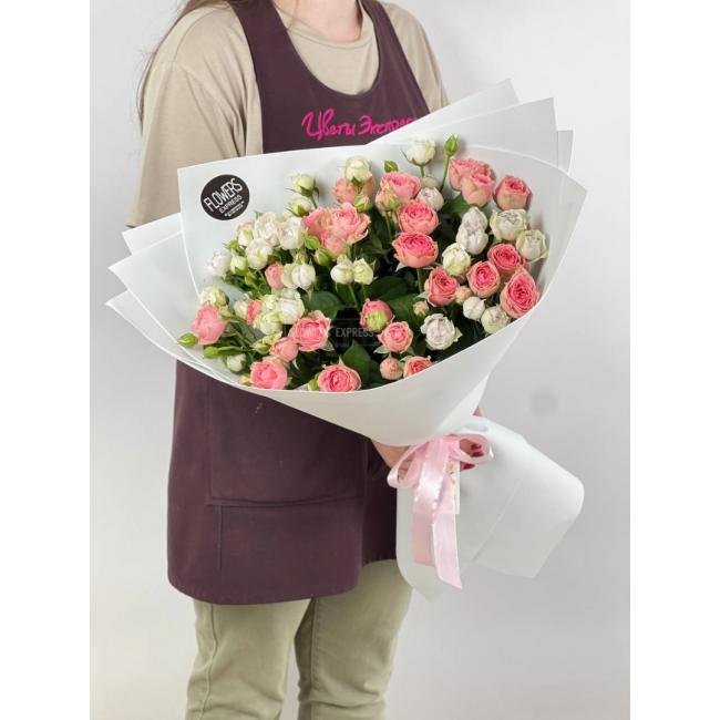 Розово-белый микс из пионовидных роз