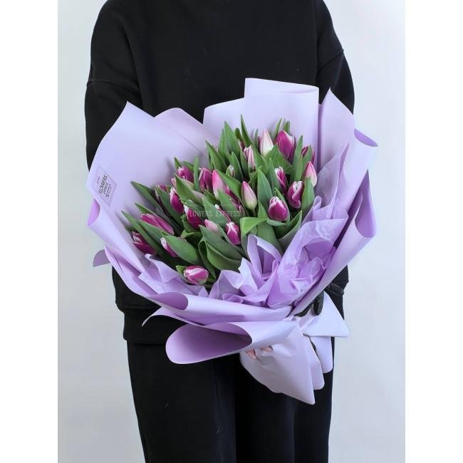 35 Фиолетовых тюльпанов