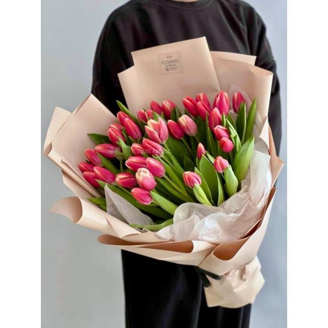 35 Бело-розовых тюльпанов