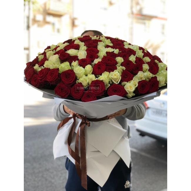 Микс из 251 красно-белой розы