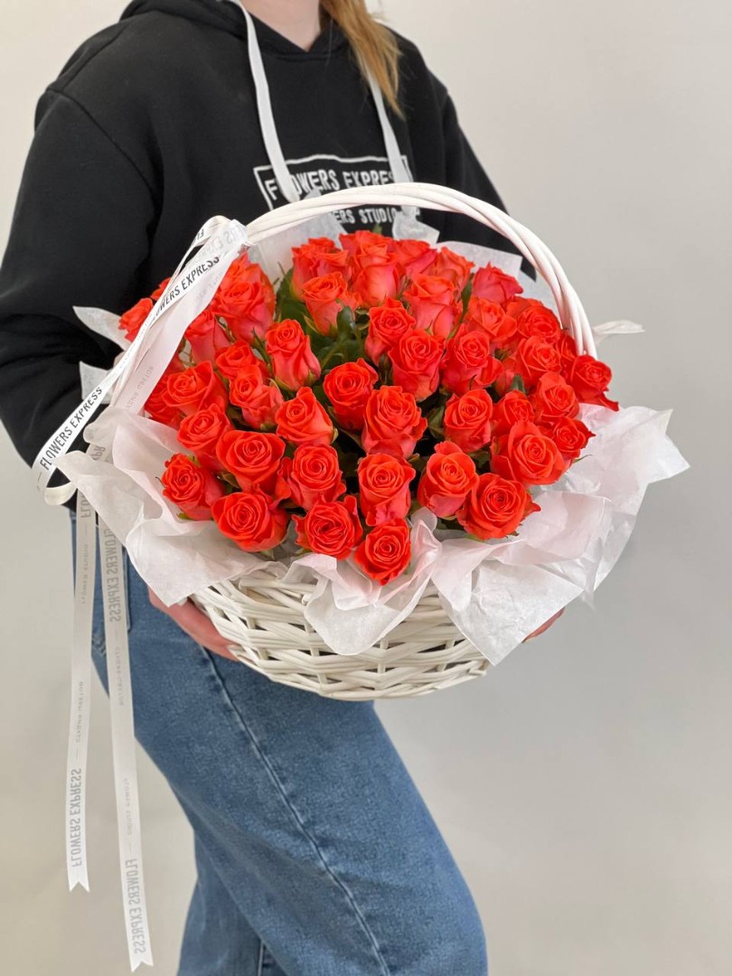 Цветочный экспресс. Цветы в сумочке. Розы коралловые в руках девушки. Flowers Express vrn.